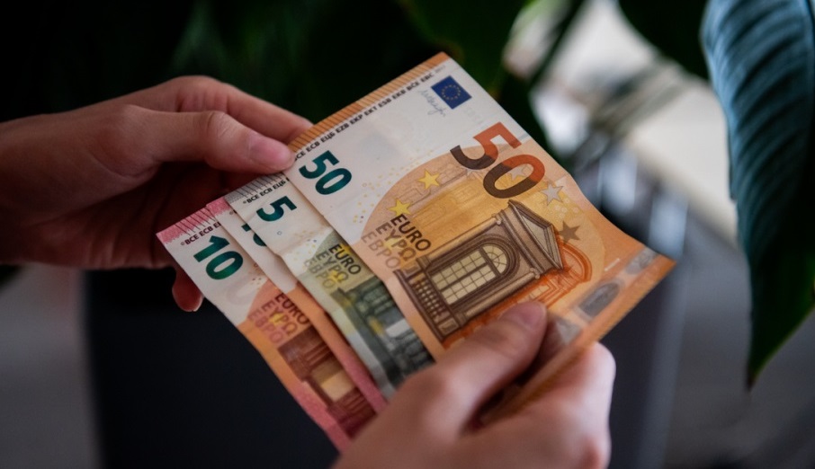 Renia e parakohshme e euros, monedha europiane arrin nivelet e kulmit te sezonit veror